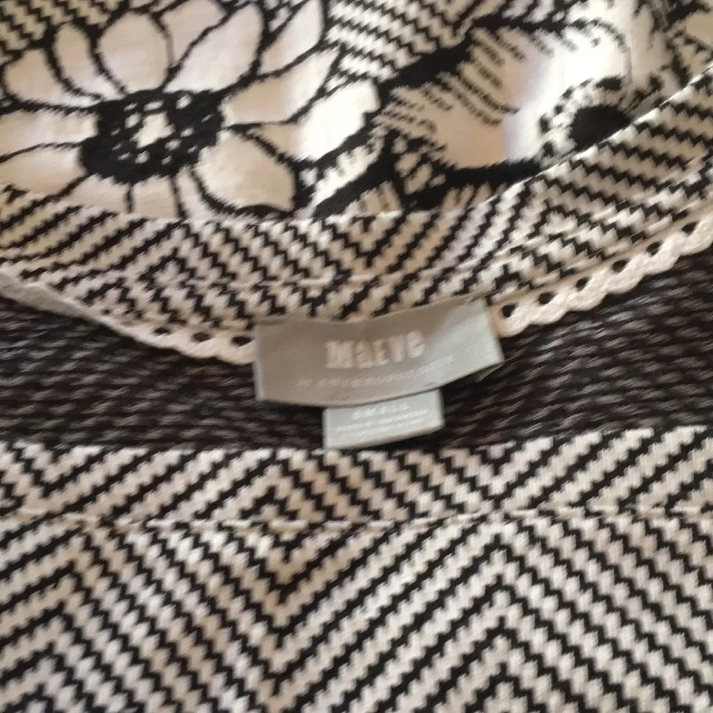 Anthropologie short sleeved knit floral top .‎ NWOT
